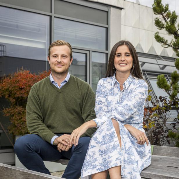  Anna und Hubertus Lederleitner sitzen nebeneinander in der KURIER-Outdoor-Lounge