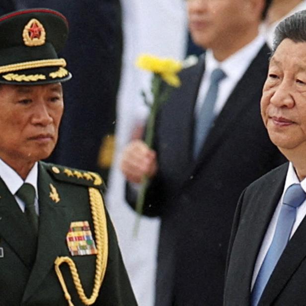 Der Vizevorsitzende der Zentralen Militärkommission, He Weidong und Chinas Präsident Xi Jinping