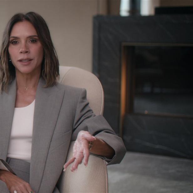 In der Netflix-Serie zeigt sich Victoria Beckham im grauen Blazer und weißem Shirt. 