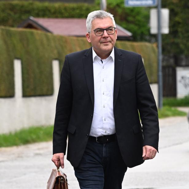 Landesrat Schwaiger auf einem Gehweg