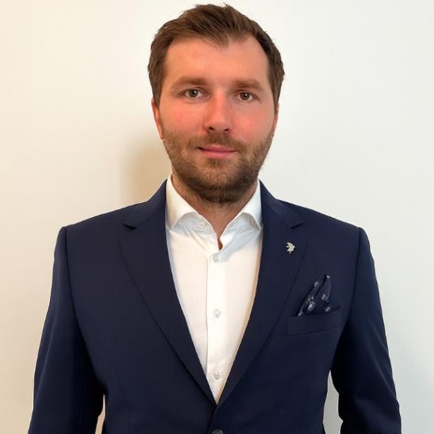 Ein Mann im Anzug 