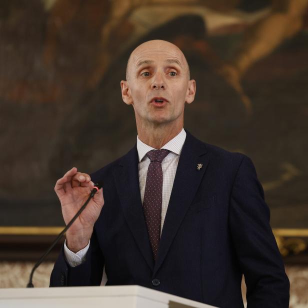 Finanzlandesrat Ehrenhöfer am Rednerpult im Landtag Steiermark