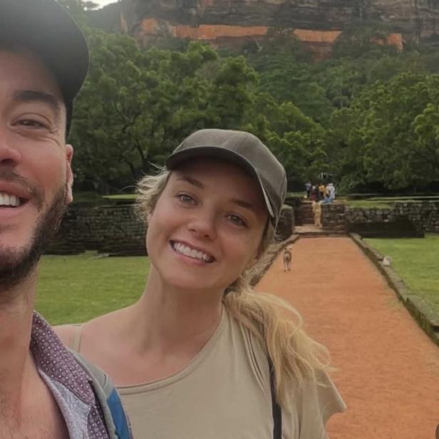 30-Jährige Blondine mit Baseballcap lächelt in die Kamera