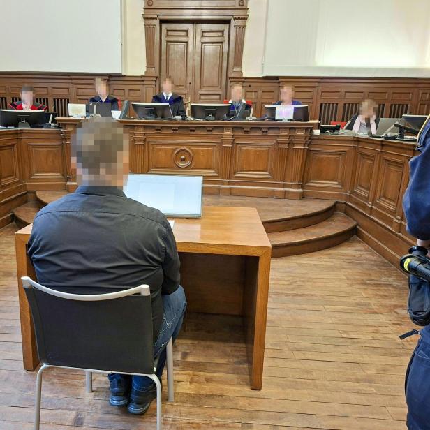 Mann sitzt im Gerichtssaal