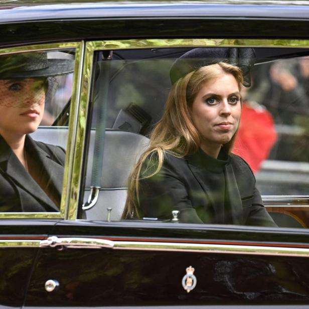 Prinzessin Beatrice und Prinzessin Eugenie sitzen in einem schwarzen Auto.