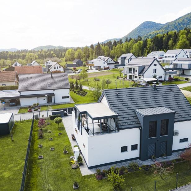 Verschiedene Einfamilienhäuser mit Gärten im Grünen.