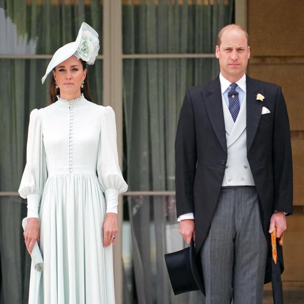 Kate und William stehen formell gekleidet vor einem Gebäude.