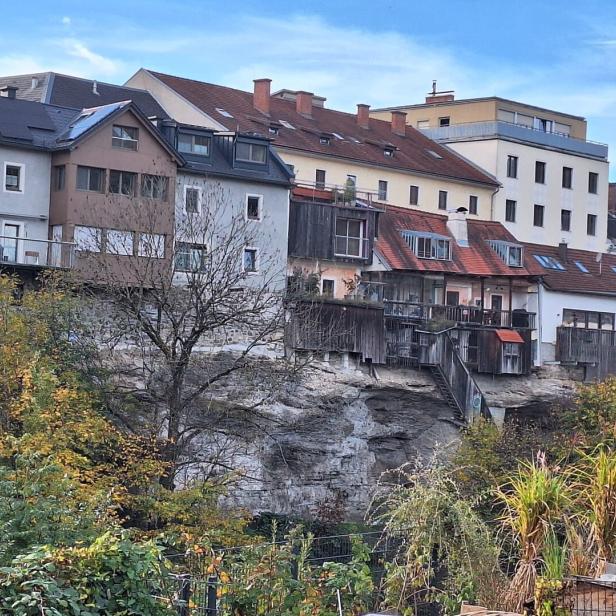 Zu sehen: die spektakulären Häuser auf den Steilufern über dem Fluss Ybbs.