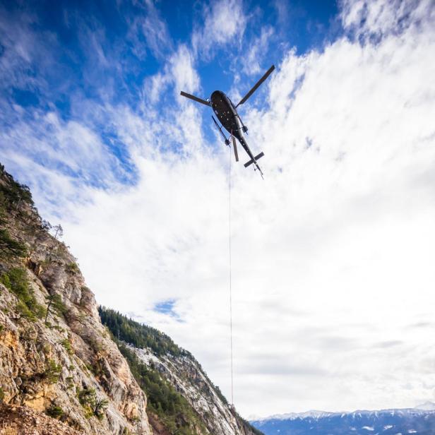 Ein Hubschrauber über einem Berg
