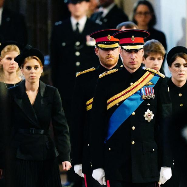 Prinz William und Prinz Harry, in Uniform, gehen mit anderen Mitgliedern der königlichen Familie.