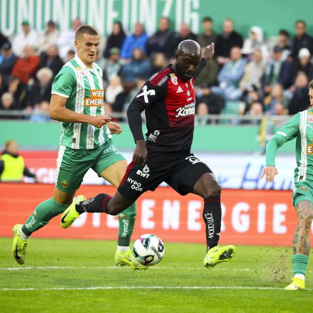 Rapid-Spieler Cvetkovic und Bolla gegen LASK-Spieler Adeniran