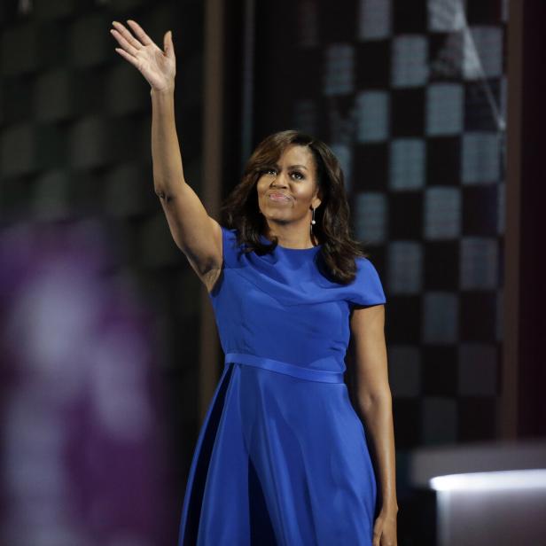Michelle Obama winkt