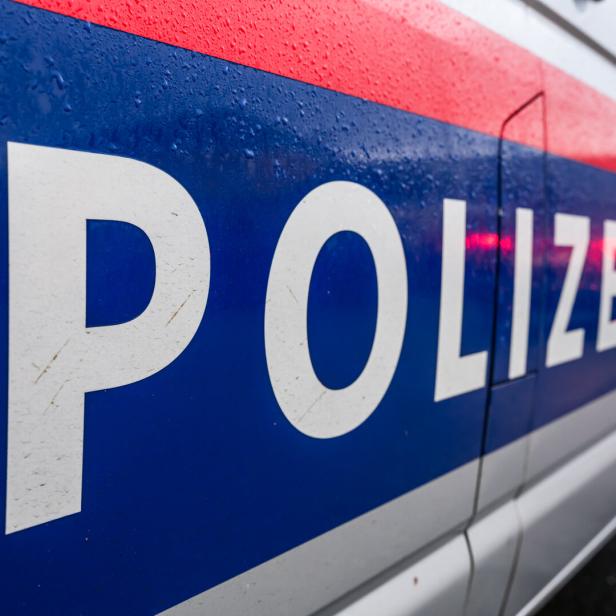 Schriftzug der Polizei an der seitlichen Tür eines Einsatzwagens.