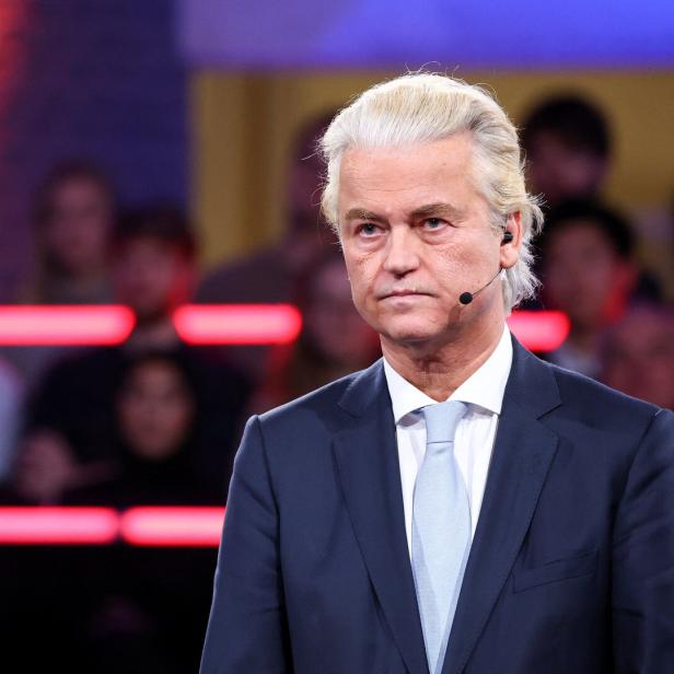 Geert Wilders steht vor einem Publikum.