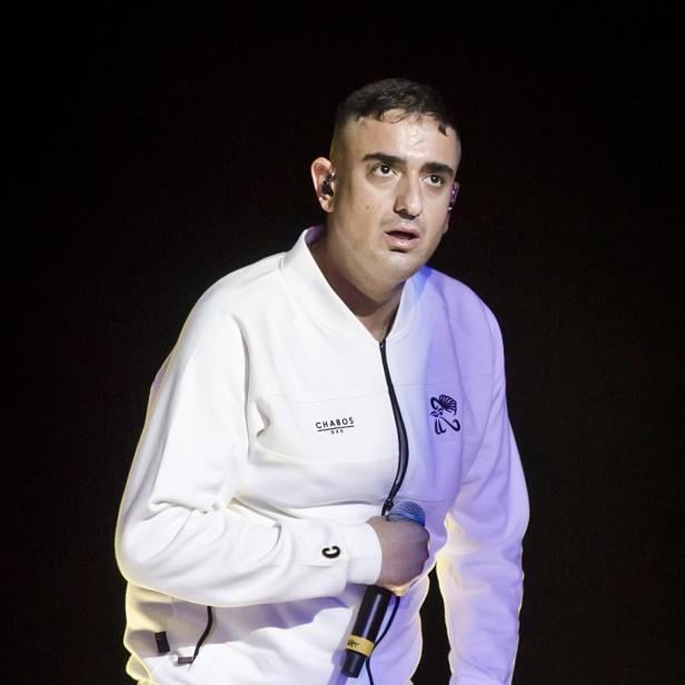 Haftbefehl steht während seines Konzerts 2022 in Mannheim sichtlich angeschlagen auf der Bühne.