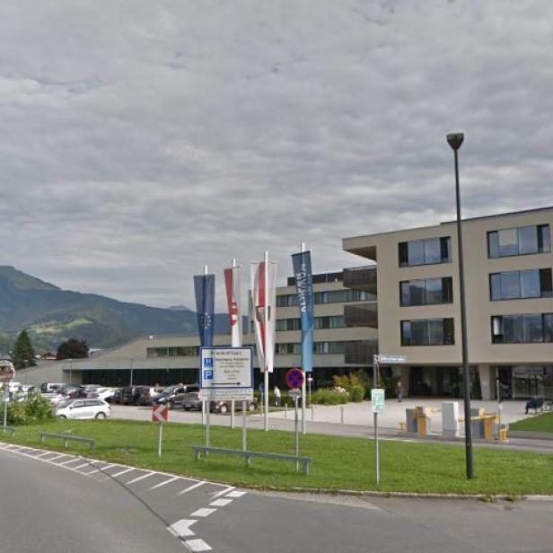 Das Tauernklinikum Zell am See liegt vor einer Bergkulisse.