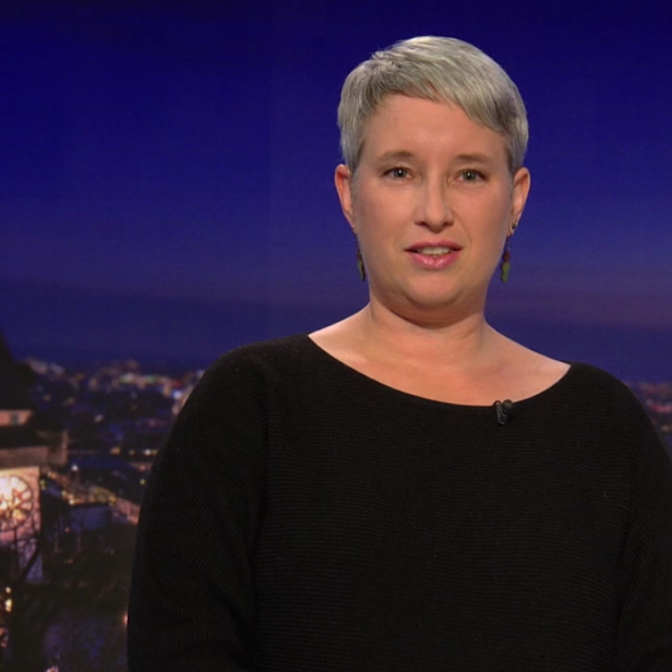 Elke Höfler bei ihrem Besuch in der ZiB2.