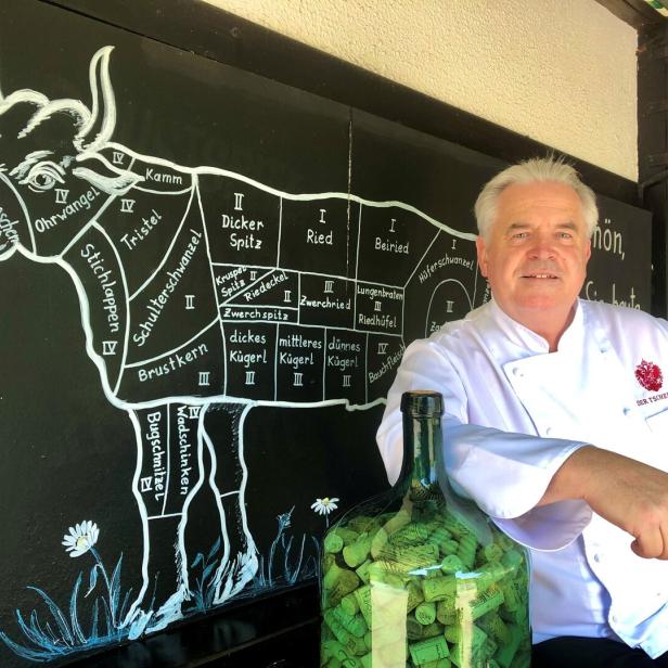 Der Wirt Hannes Tschemernjak steht in seinem Lokal "Tschebull". 