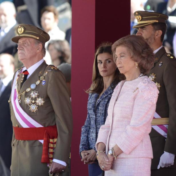 Juan Carlos, Königin Sofía, König Felipe VI. und Königin Letizia stehen bei einer offiziellen Zeremonie nebeneinander.