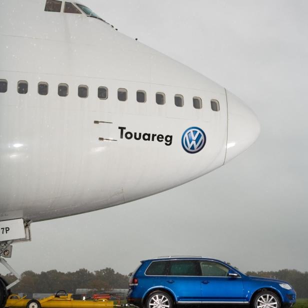 Ein seriennaher VW Touareg V10 TDI zog eine rund 155 Tonnen schwere Boeing 747 über eine Flughafen-Startbahn.