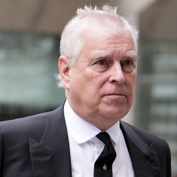 Andrew in Anzug und Krawatte