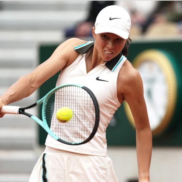 Tennisspielerin Lilli Tagger retourniert einen Ball.