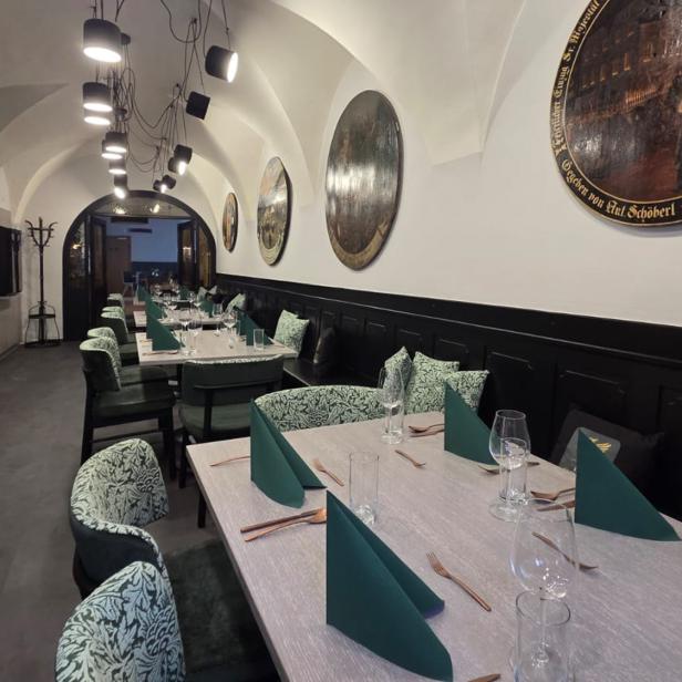 Hotel Der Greif Leoben verbindet regionale Küche, Begegnungen und Leobener Gastfreundschaft – ein Ort zum Verweilen. // Ein Restaurant von innen mit Gewölbedecken und feinen Stühlen. 