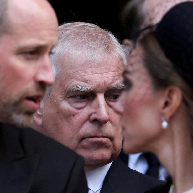 Prinz William, Prinz Andrew und Prinzessin Kate sind in formeller Kleidung zu sehen.