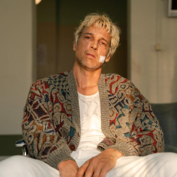 Florian David Fitz sitzend.