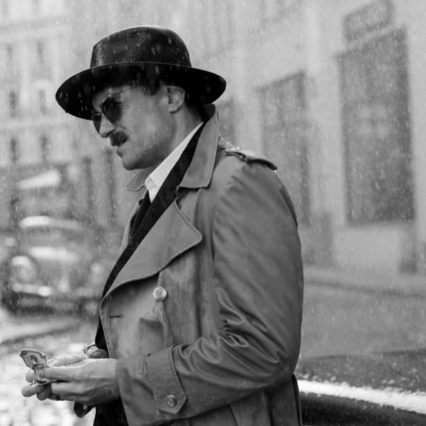 August Diehl mit Sonnenbriller und Hut.