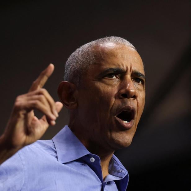 Barack Obama gestikuliert und spricht leidenschaftlich.