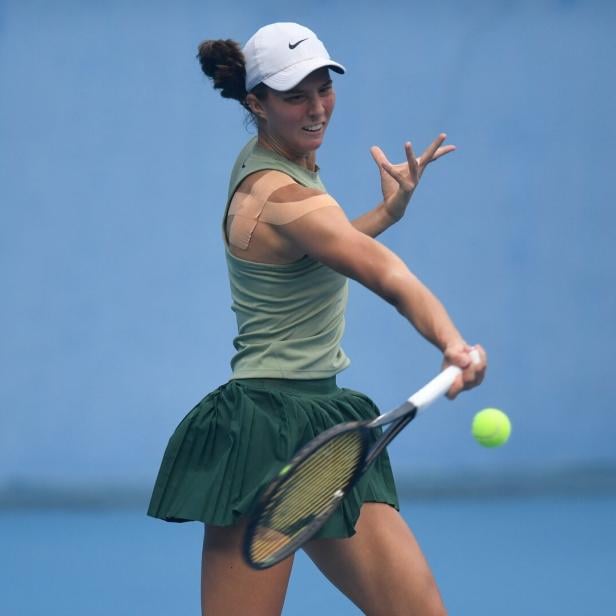 Lilli Tagger schlägt einen Ball mit dem Schläger.