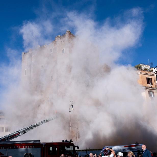 Part of Torre dei Conti tower collapses in Rome