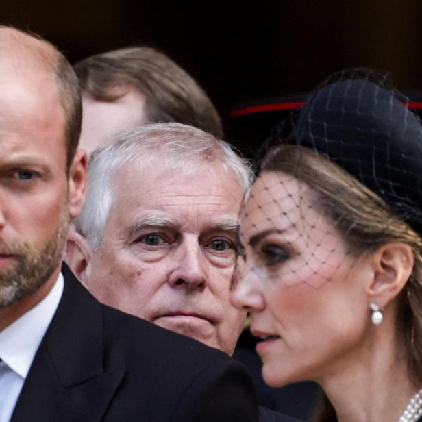 Prinz William, Prinz Andrew und Prinzessin Kate sind in formeller Kleidung zu sehen.