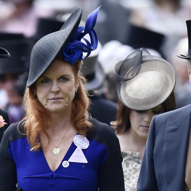 Sarah Ferguson und Prinz Andrew, beide mit auffälligen Hüten, sind auf einer Veranstaltung zu sehen.