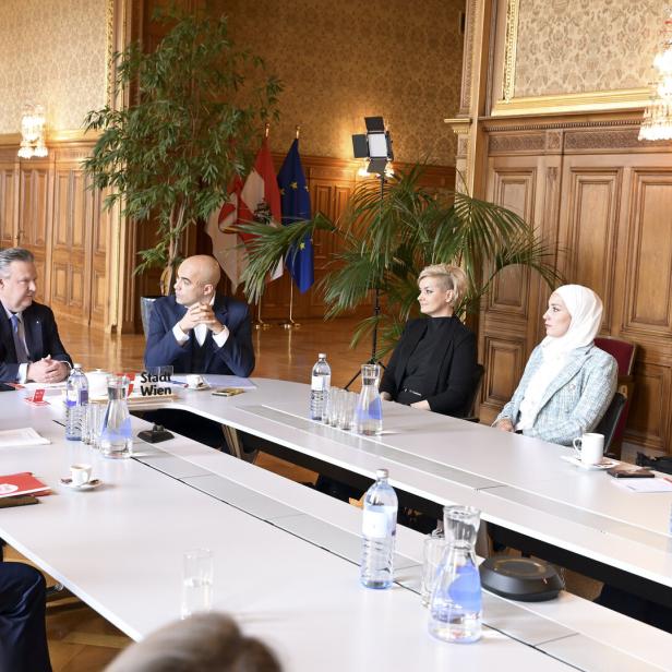 Drei Frauen aus der Stiftung mit Bürgermeister Ludwig am Tisch.