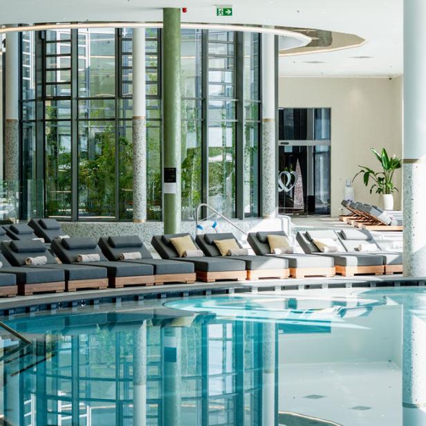 Ein Pool mit Liegestühlen, innen 