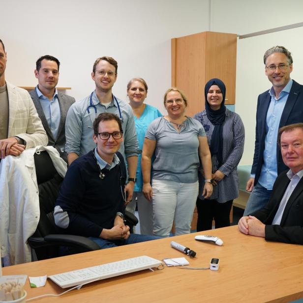 Das Team der neuen Gruppenpraxis sowie Gemeindevertreter