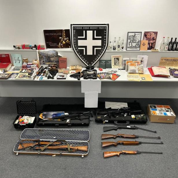 Waffen und NS-Devotionalien rund um Tisch