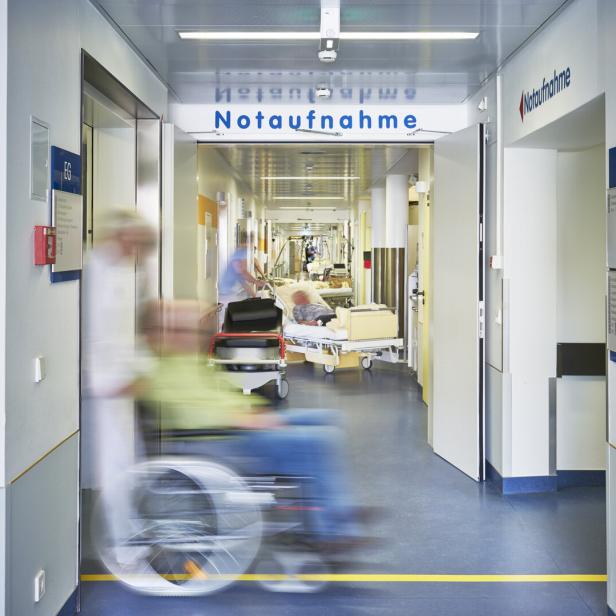 Gang in einem Spital mit Schild "Notaufnahme" 