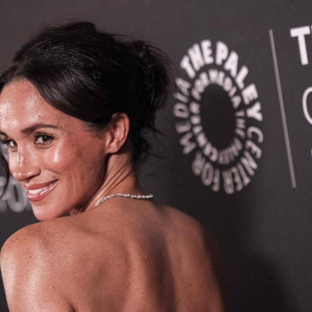 Herzogin Meghan lächelt über die Schulter vor dem Paley Center.