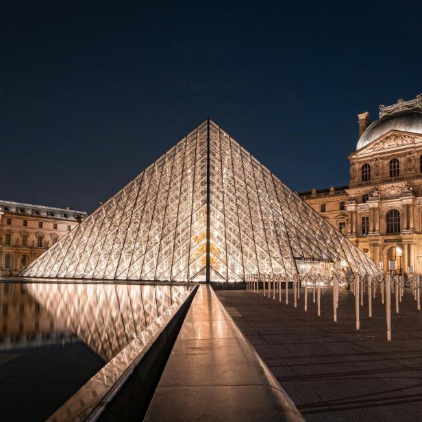 Typische Louvre-Pyramide in Paris bei Nacht