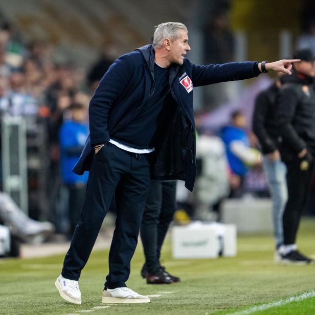 SKN-Trainer Cem Sekerlioglu gibt Anweisungen