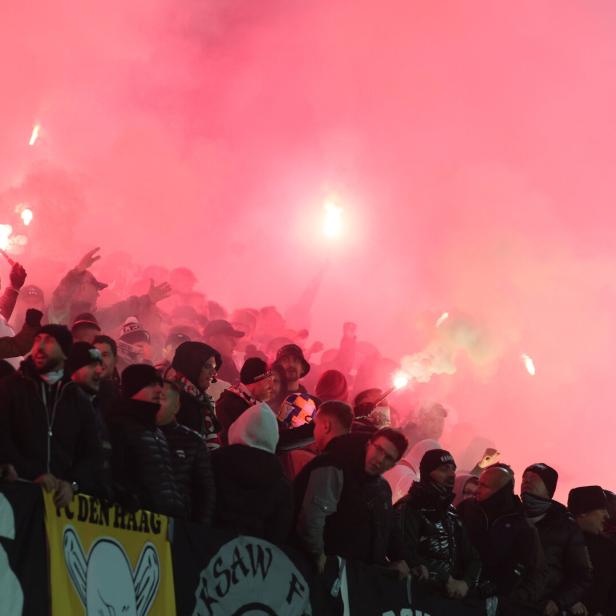Fußballfans zünden Feuerwerkskörper in Stadion