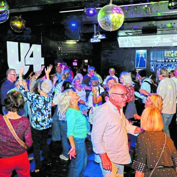 Senioren feiern auf der Tanzfläche des U4.