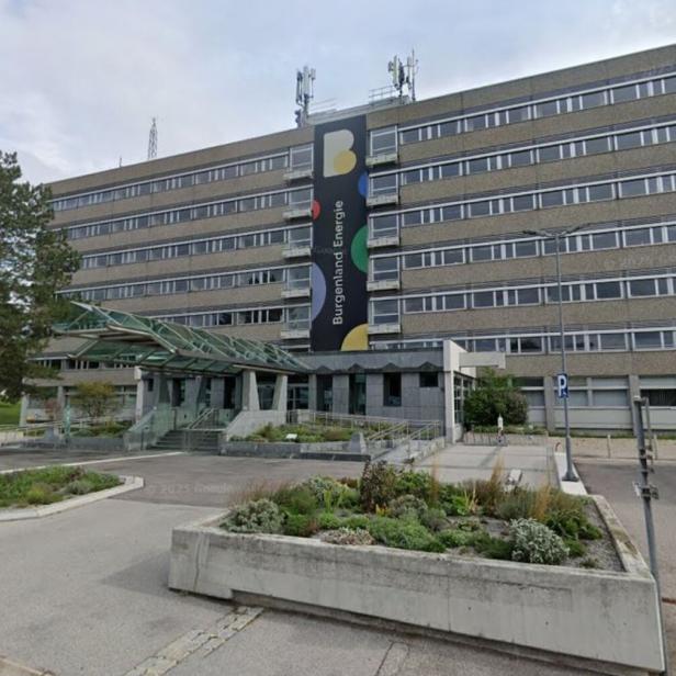 Ein mehrstöckiges Bürogebäude mit moderner Glasüberdachung am Eingang und dem Schriftzug „Burgenland Energie“.