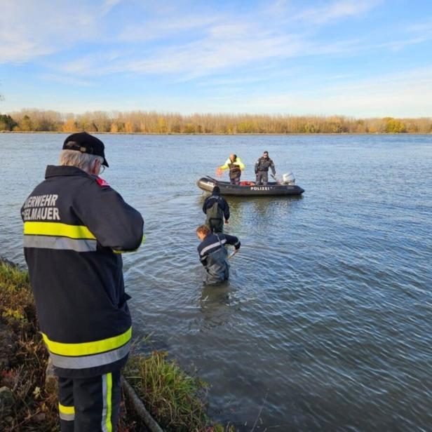 Feuerwehrleute bei Bergung von E-Scootern aus der Donau