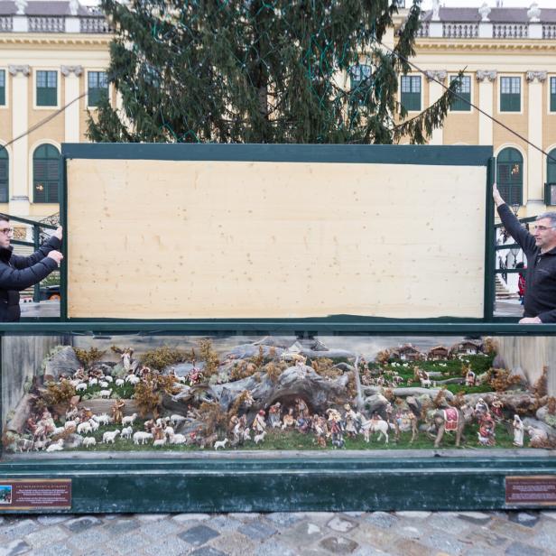 Ein Prachtstück von einer Weihnachtskrippe: Mehr als ein Jahrzehnt war der riesige Schaukasten vor dem Schloss aufgebaut (Archivbild aus 2013 mit Holzschnitzer Franz Oberschneider/re.).