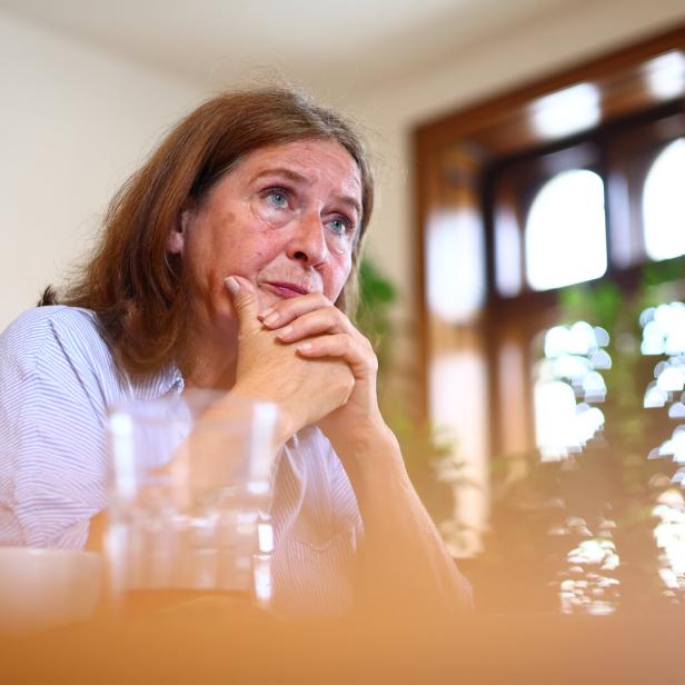 Elke Kahr sitzt an Tisch in ihrem Büro