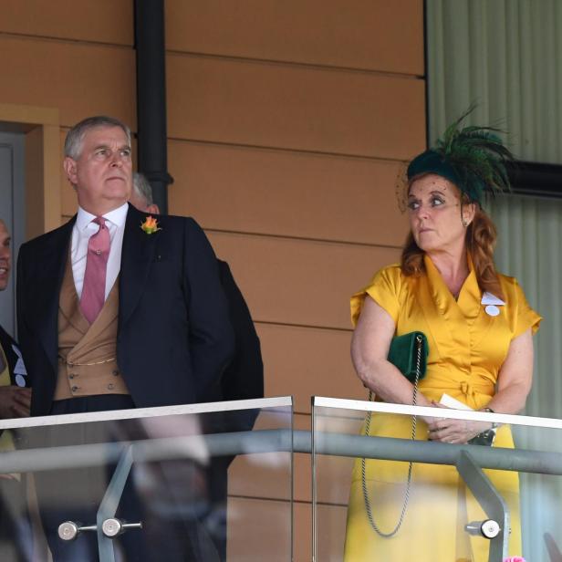 Prinz Andrew und Sarah Ferguson stehen auf einem Balkon mit Blumenkästen.